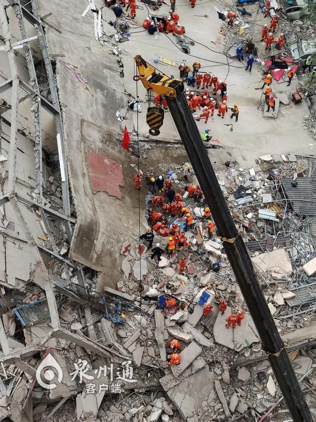 酒店坍塌时,4岁的她抱紧了弟弟