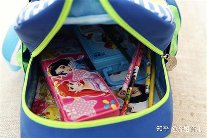 孩子的书包里都装了什么?大蒜,包子,彩纸……堪称"百宝箱"