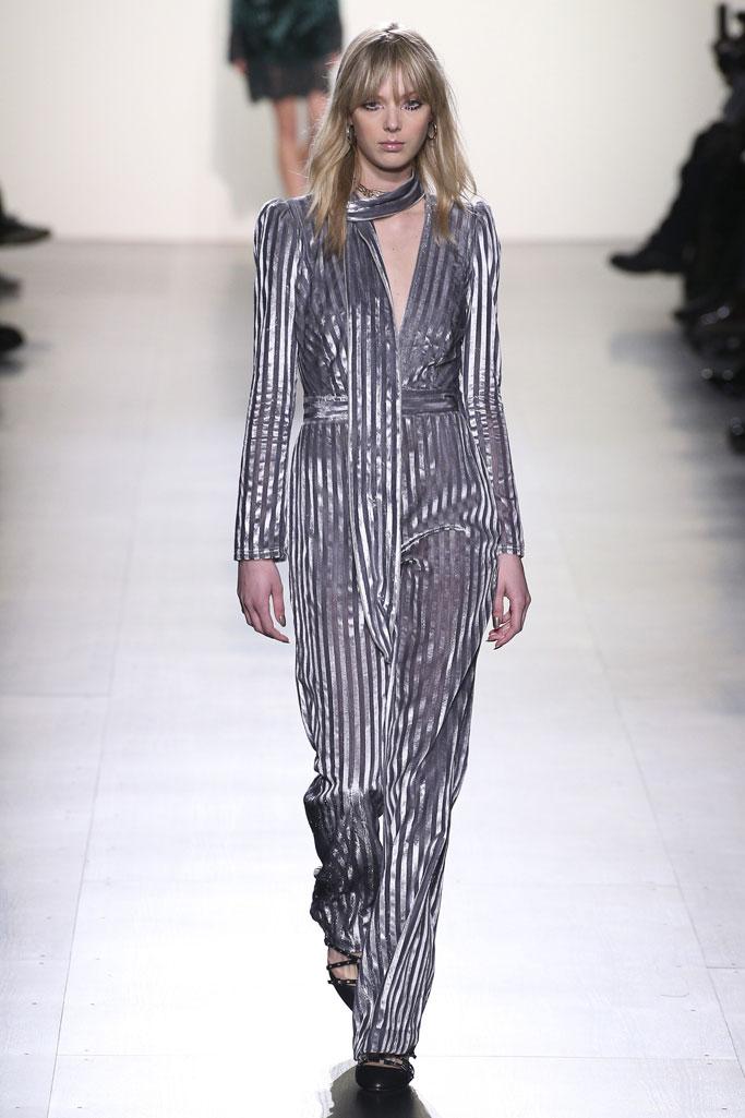 天鹅绒衣物该怎么穿才好看