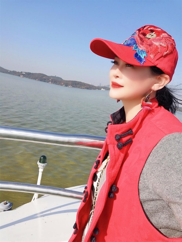 公益歌手奔月唱响新时代主旋律凝聚中国力量