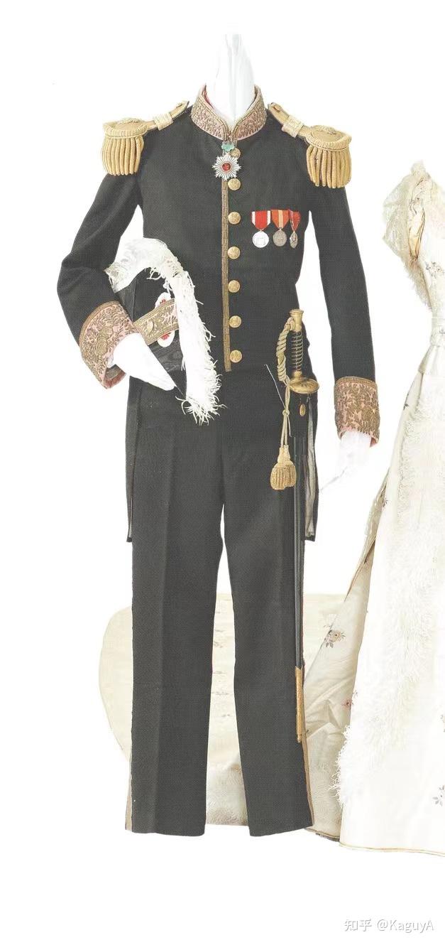 伯爵大礼服 末代米泽藩主上杉茂宪着用伯爵大礼服 东宫侍从龟井兹常着