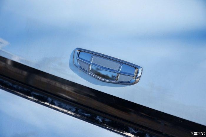 全新的车标悬浮式车顶,比较喜欢这个,从博越开始就喜欢这个悬浮式车顶