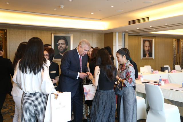 为安德鲁·阿尔伯特·克里斯蒂安·爱德华(andrew albert christian