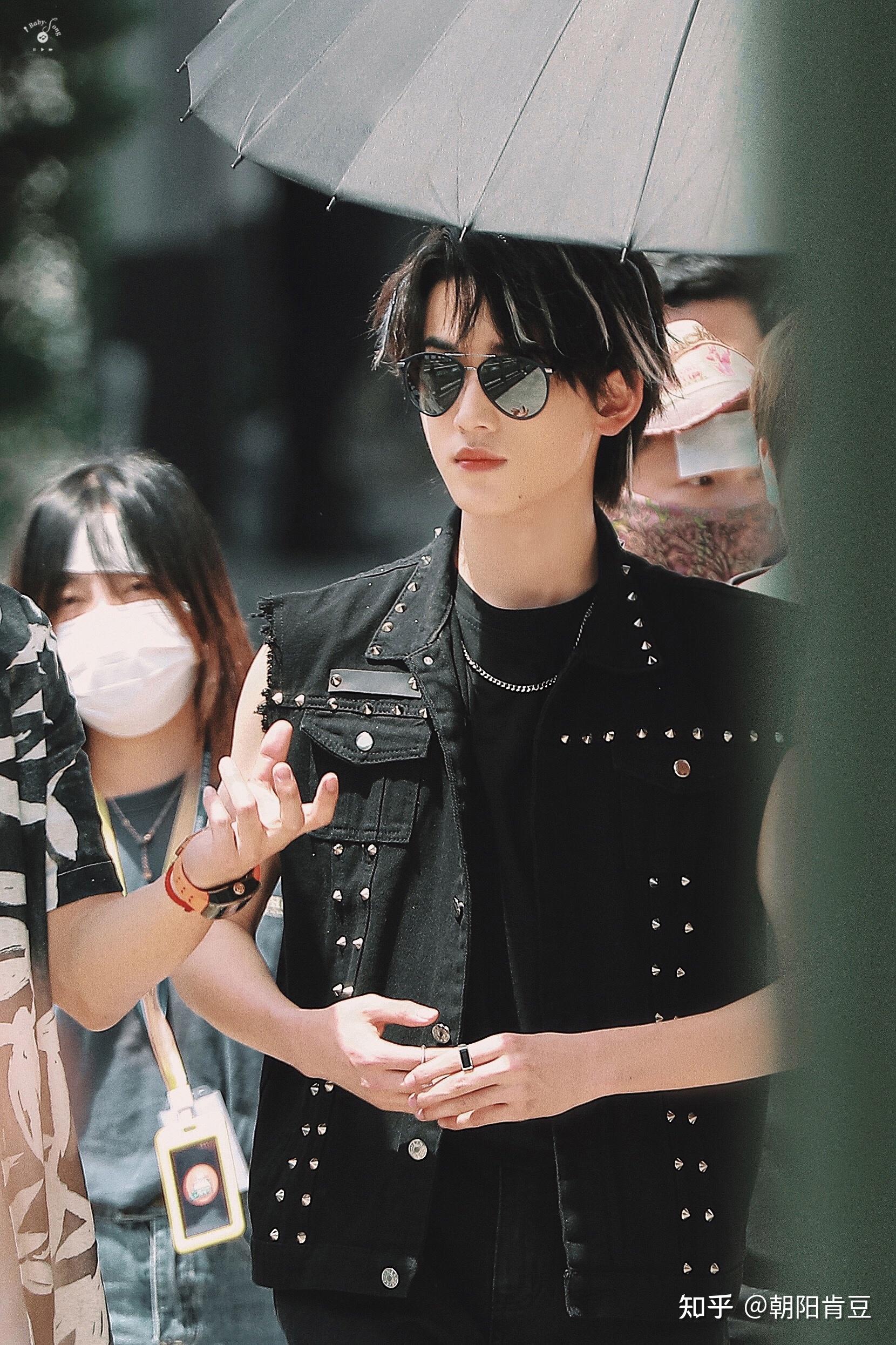 完美唇线,就连下巴的角度仿佛都是严格计算好的,凸起的喉结,宋亚轩鲨