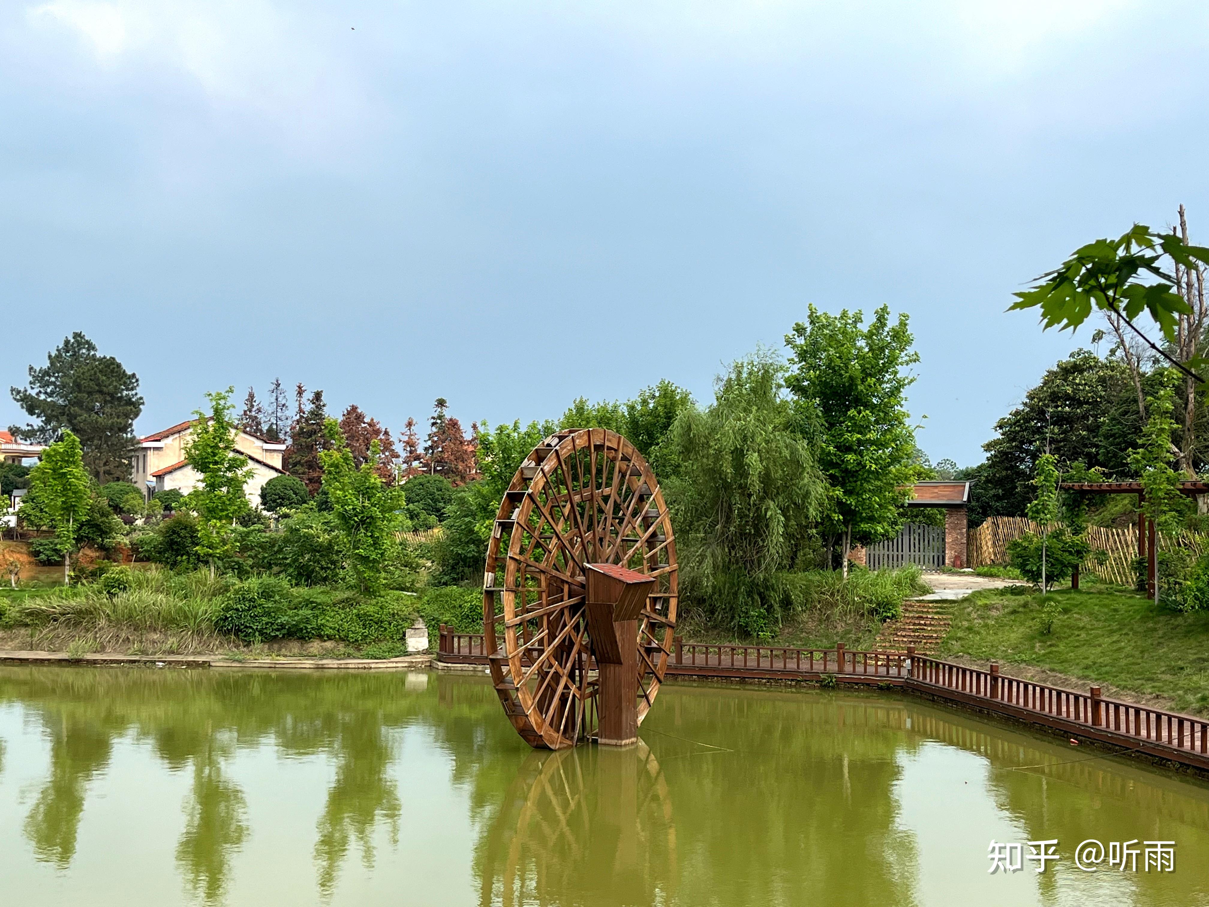 相传金甲岭原是曾国藩和彭玉麟训练水师之处,因此在金甲广场也建有