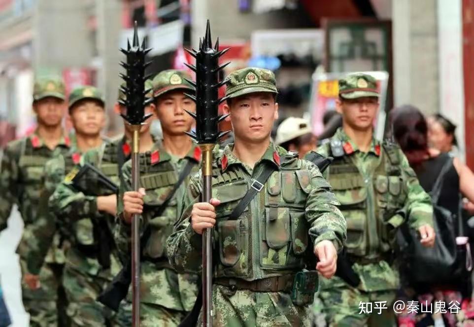 手持狼牙棒追打印军