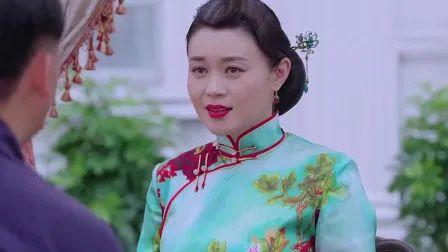 旗袍,面带微笑,在小镇上这么一扭,谁看了不迷糊,更何况她的师父赵本山