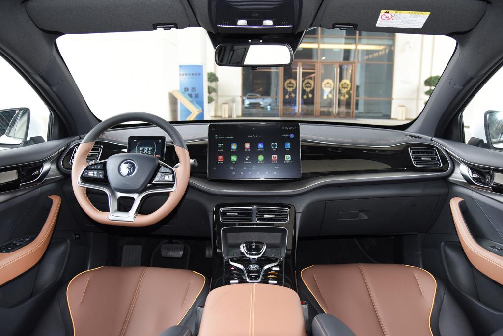 2020年12月份,秦plus的内饰正式亮相,"还是原来的配方,还是原来的味道