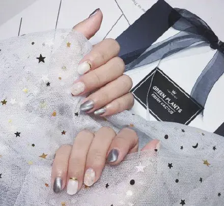 这里可能是最全的新年美甲集合了-新年美甲图片2021简单大方红色衣服