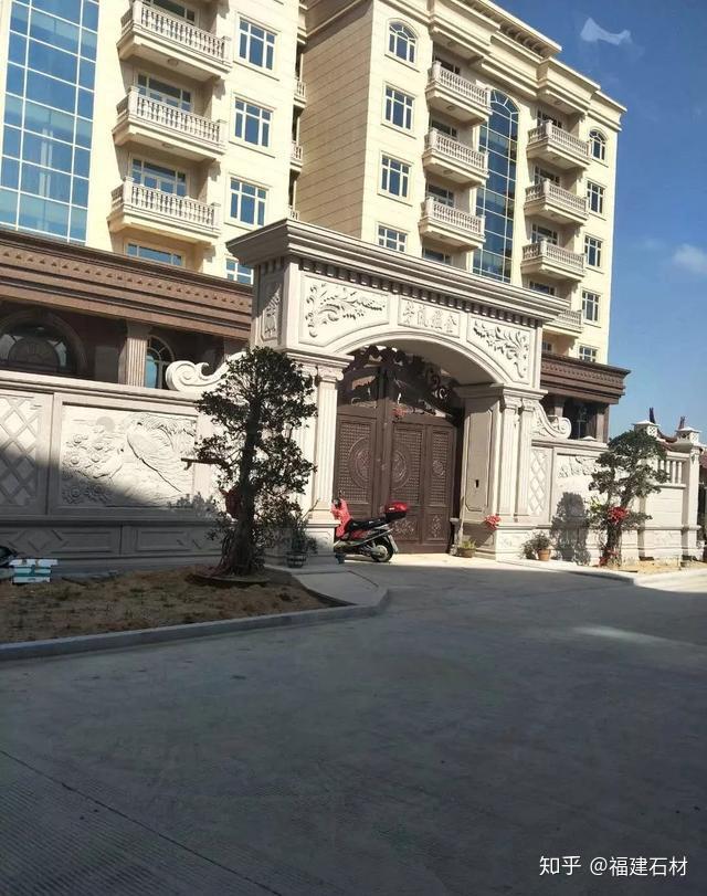 别人家的大门和围栏让人羡慕不已全用大理石华丽又大气
