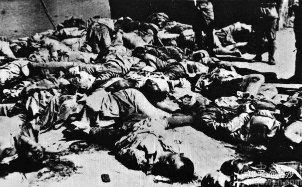 参军后,他的母亲无论刮风下雨还是生病,每天都去神社祈求儿子活着回来