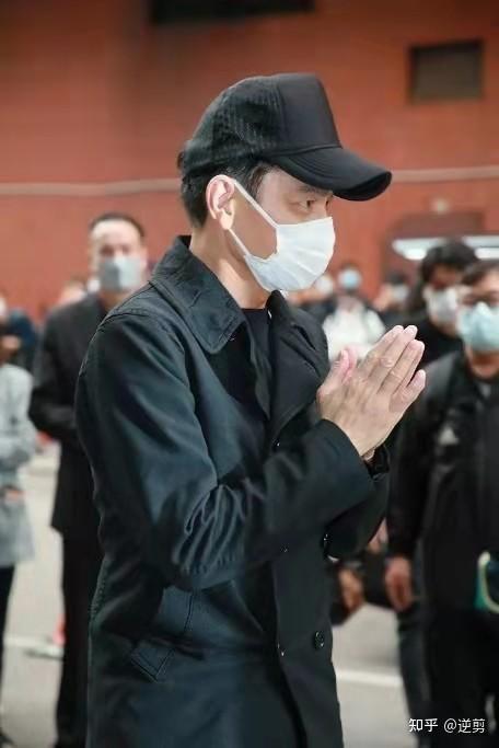 吴孟达葬礼第三任妻子戴口罩藏不住美貌17岁儿子穿西装好帅气