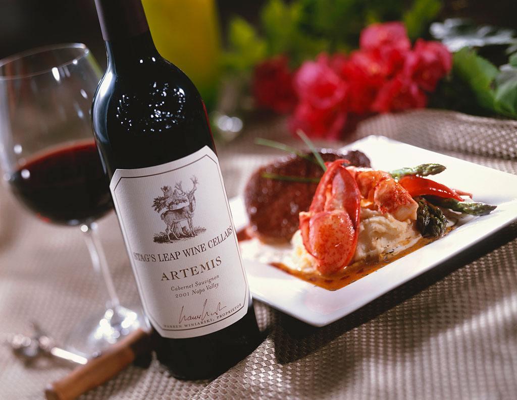 较高的普罗旺斯或红龙尼葡萄酒,海鲜类汁则可配山舍尔一类的半干红酒