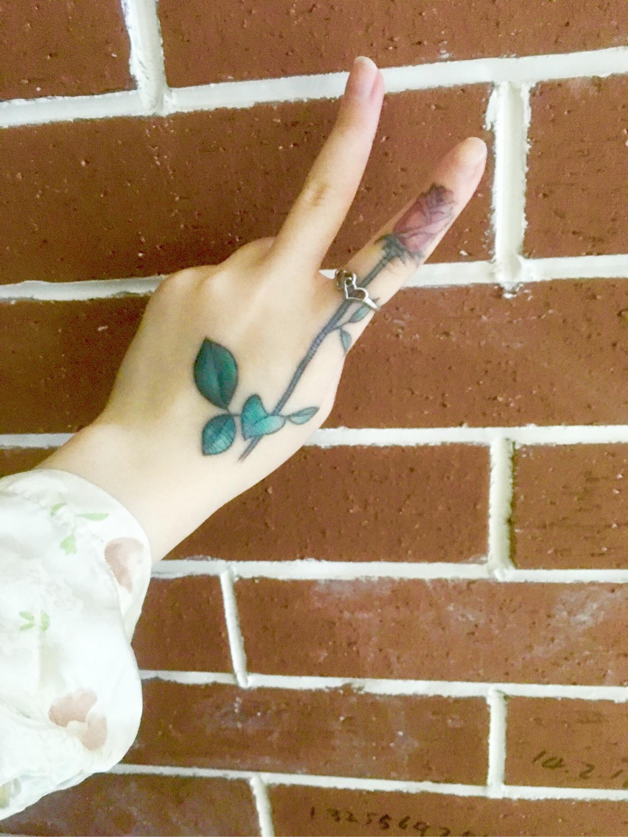 手指女生花卉唯美指环纹身图案