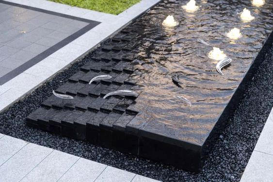 施工注意事项1,如何形成镜面水景镜面水又称静水面,是一种以水面反射