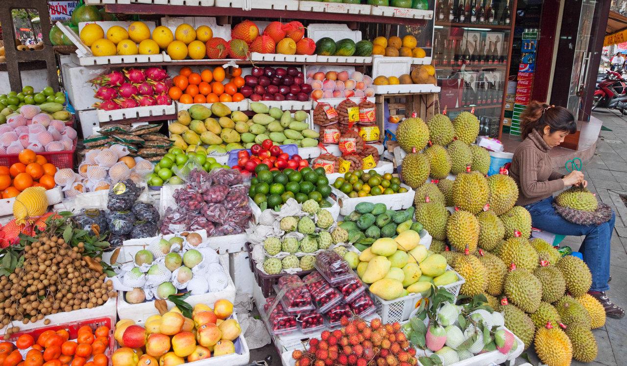 为什么水果摊的水果看上去那么新鲜原来有窍门水果摊老板揭秘