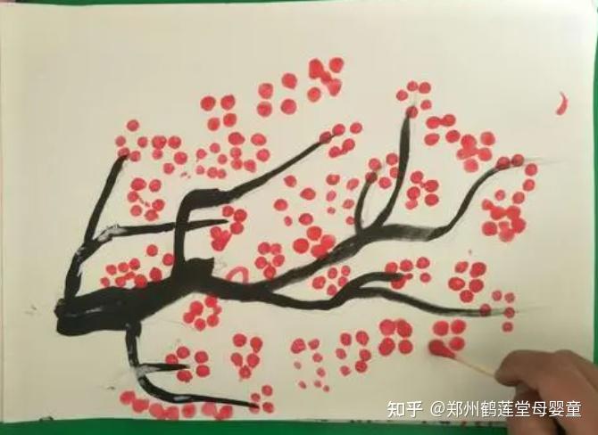 比如可以用棉签蘸上颜料创作一棵「七彩树」或者桃花~这样不仅可以