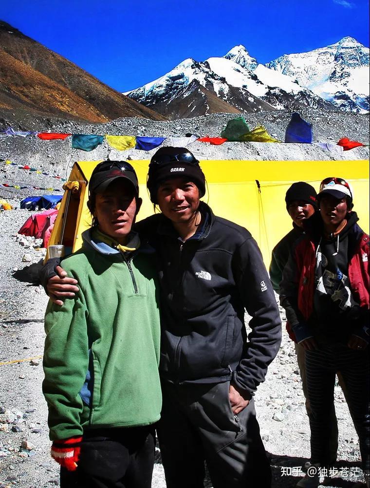 洛琼/独步苍茫搭档合影 大本营(海拔5200)图片来源 独步苍茫番外