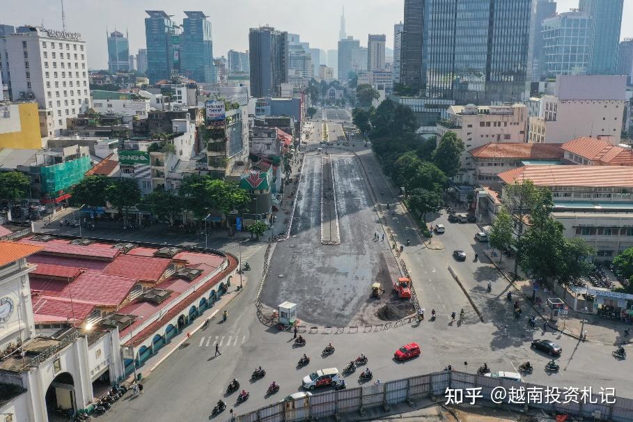2022年8月,随着胡志明市1郡的黎利街(lê l61i,其附近的地铁站点