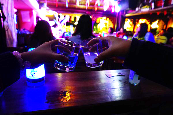 丽江艳遇酒吧推荐丨单身狗如何成功撩妹看看这份搭讪锦囊吧