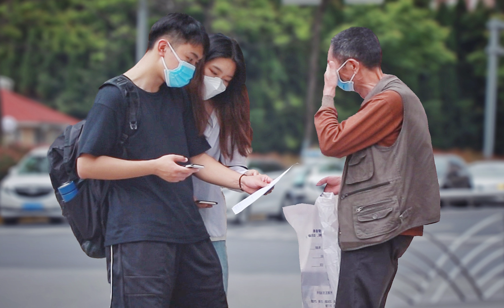 当女生在地铁上遭遇咸猪手有人用自己的身体将她隔开