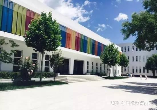 幼儿园阶段是双语教学,中英文比例50%-50%, ibpyp项目地址:北京市顺义
