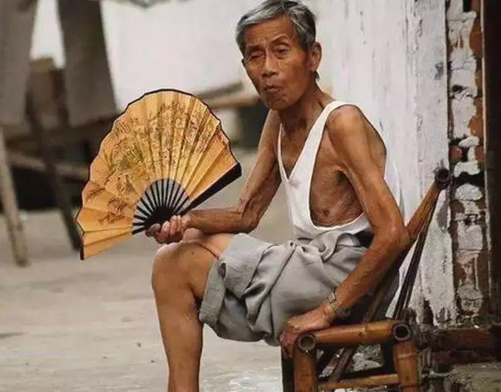 讲道理,大夏天的,我也喜欢穿拖鞋,穿短裤,穿老头背心,摇着个破蒲扇