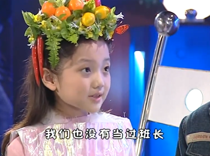 快乐星球上有三个孩子,经常头顶果盘的冰柠檬,年纪最小,文静善良.