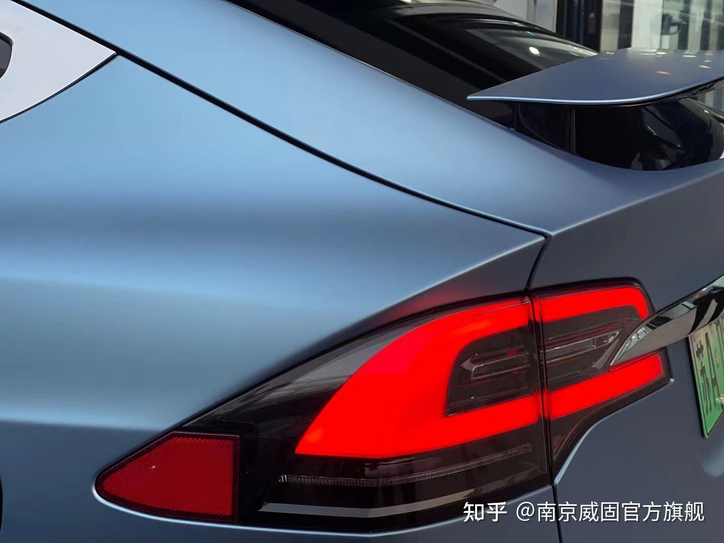 爱疯13同款颜色3年后厌倦了原车颜色的他3年前新车时贴隐形车衣当之无