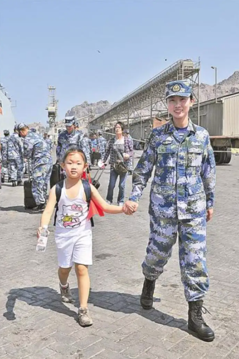 亚丁湾撤侨图片