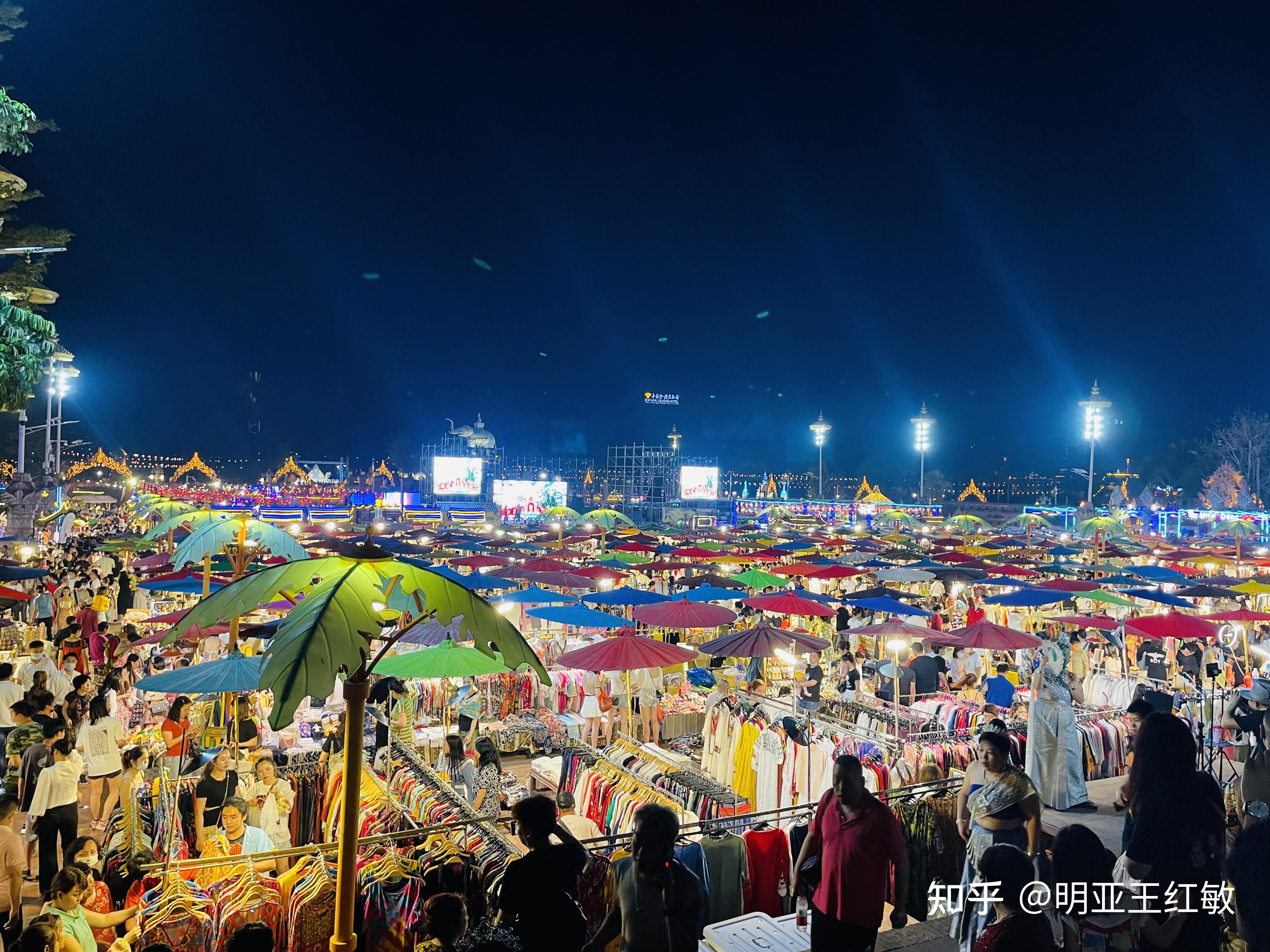 随后入住西双版纳国际会展中心,晚上去繁华