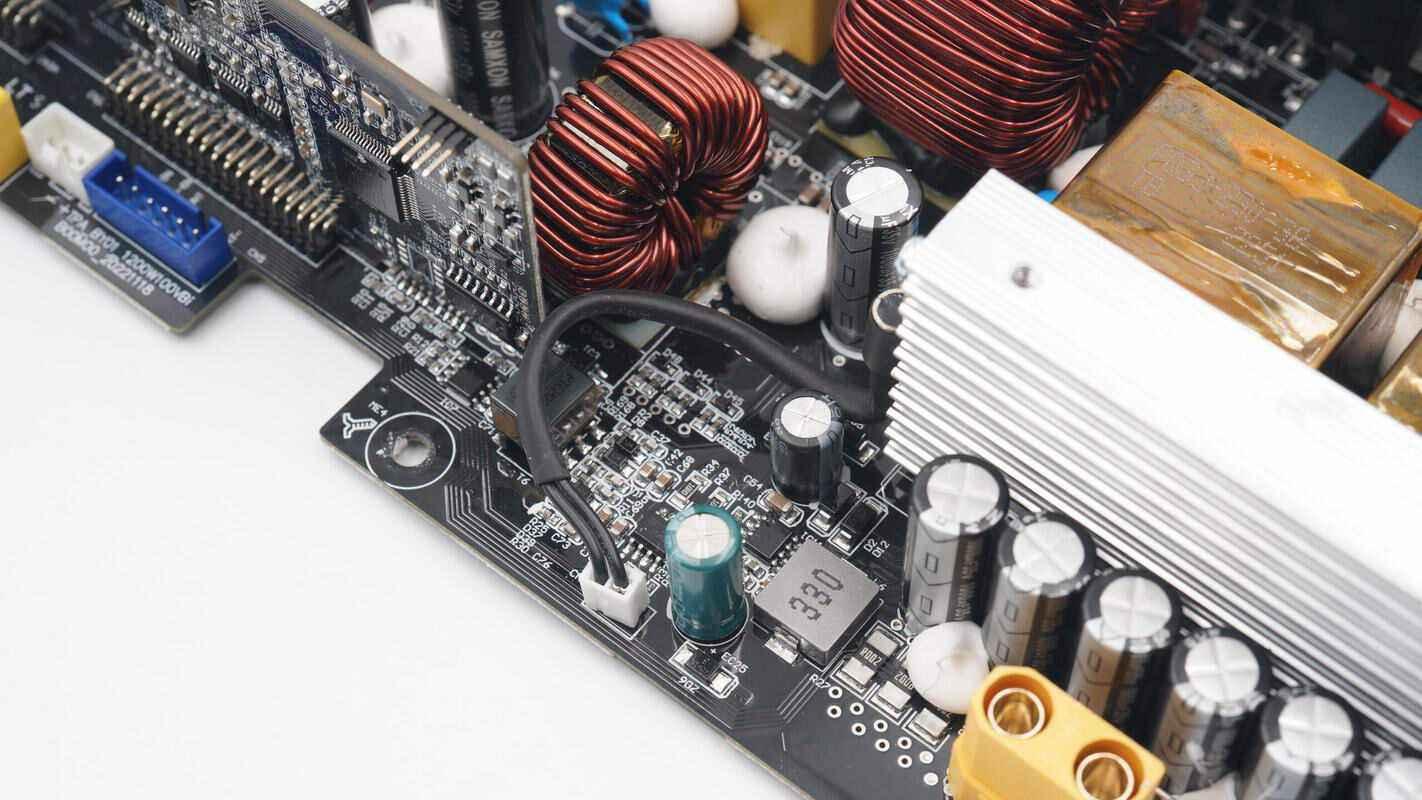 绿联星辰1200w户外电源拆解