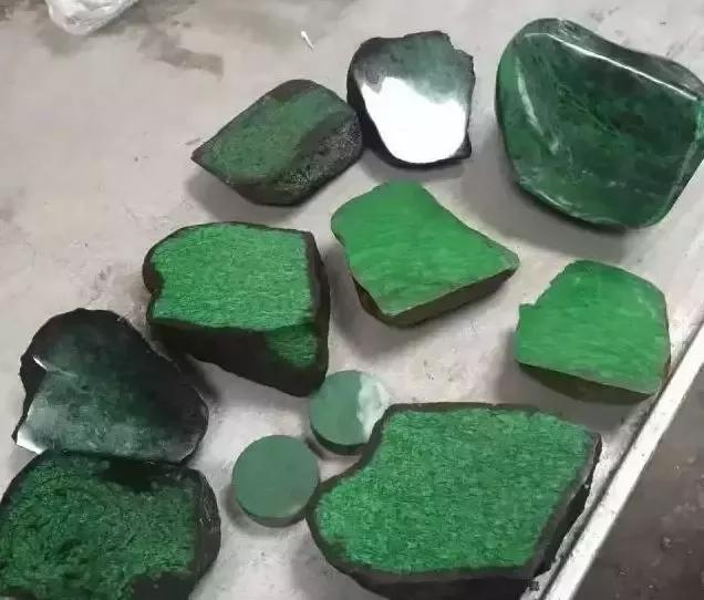 一种新的翡翠伴生矿,99%的人都把它误认为翡翠,看看你有没有遇到