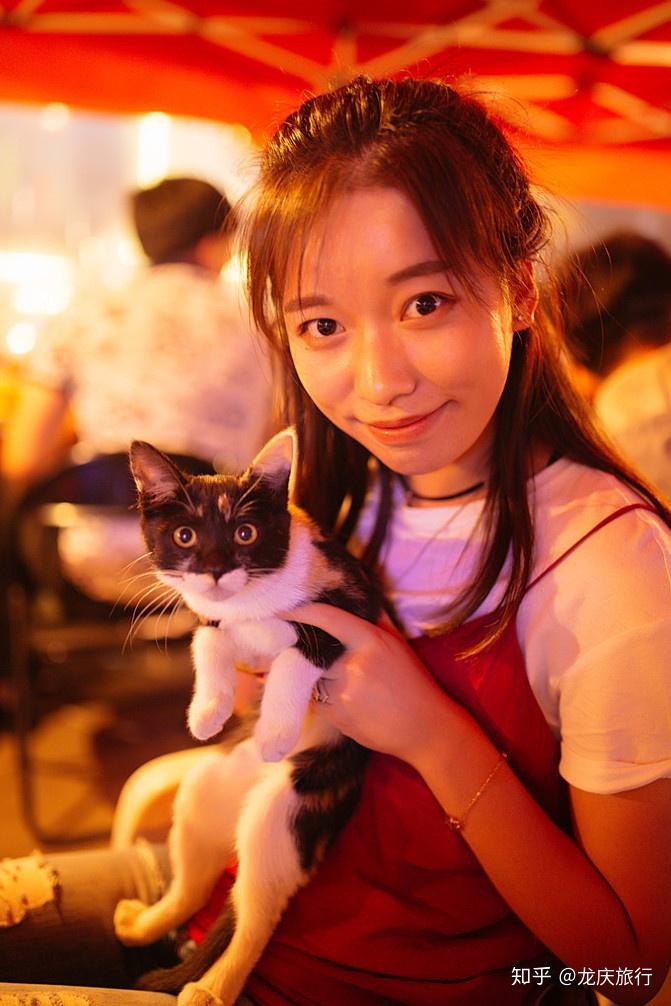 满洲里不知道从哪里窜出来的一只猫,被薛晴吸到了怀里.