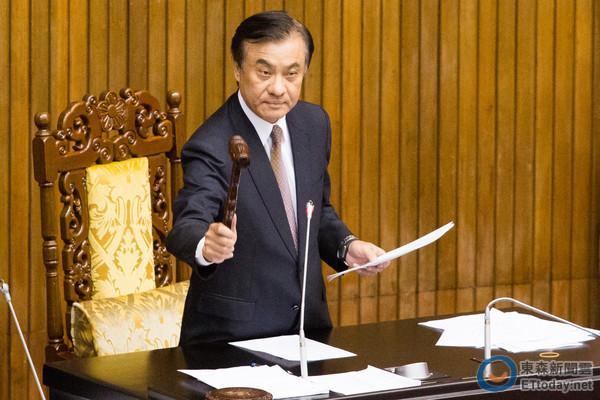 台湾"立法院院长"苏嘉全敲锤通过法案