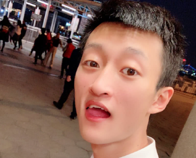 天津李四被女粉丝道德绑架跪求代还200万欠款网友义薄云天