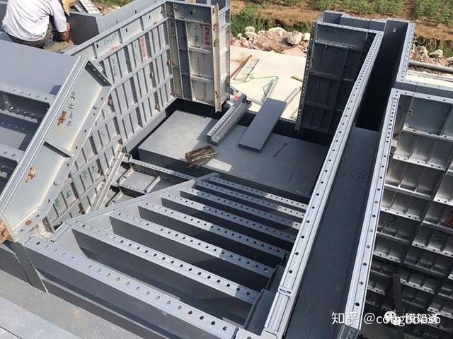 新型建築模板使用率為木模板的60倍省鋼管扣件費每天施工30㎡