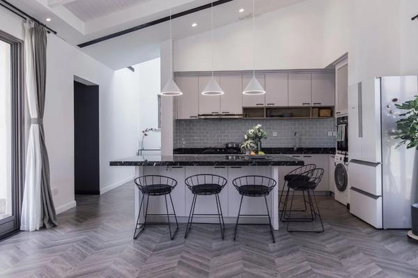 当然也可以和橱柜不同风格,当橱柜偏现代简约,中岛可以尝试质朴的原木