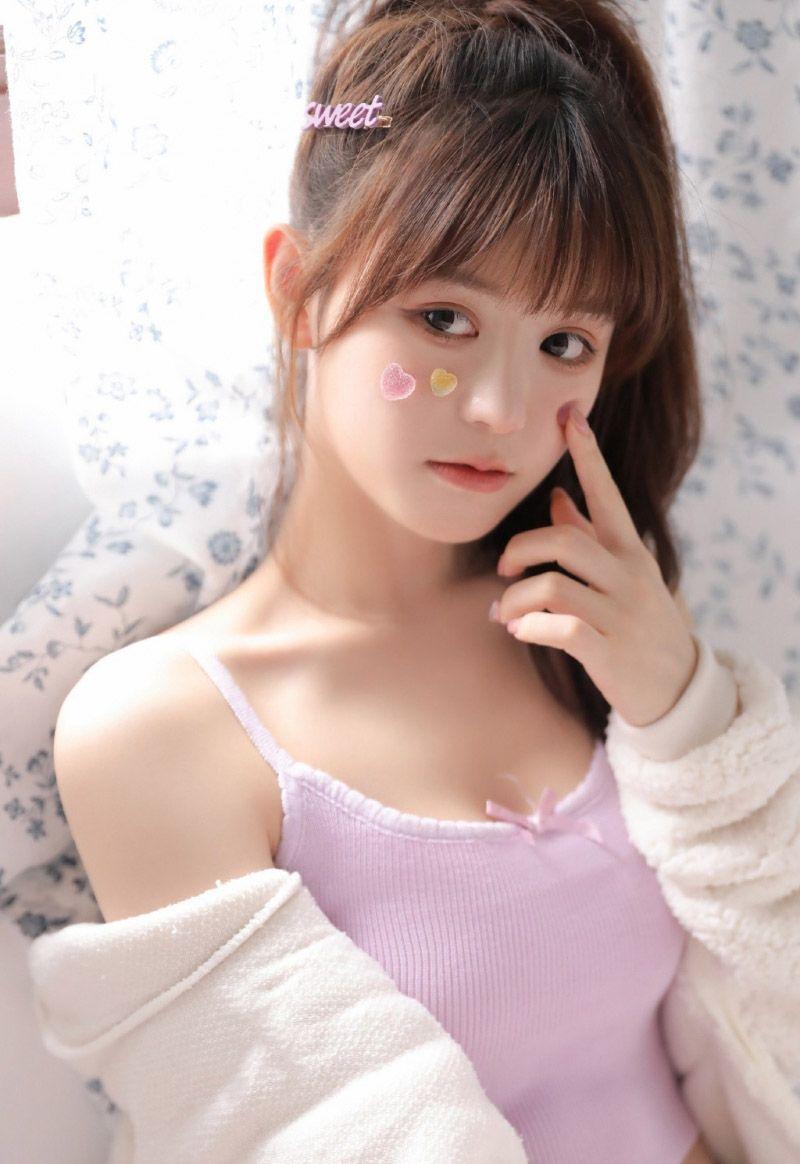 虽把鱼竿醉未醒,杂树疏阴覆小亭.东阳咏罢不胜情,闲犹持钓爱笭箵.