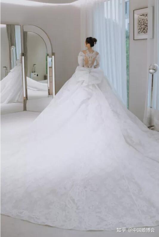 巨蟹座的女生平时穿的也都比较朴素,在选择婚纱的时候,建议选择线条