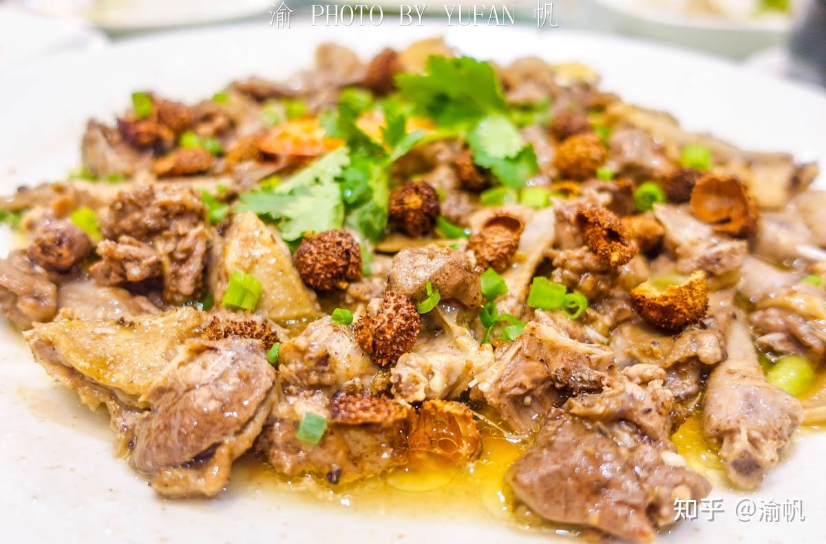 只需要将排骨与一些调味料和碾碎的春砂仁简单翻炒后,加水再焗上15