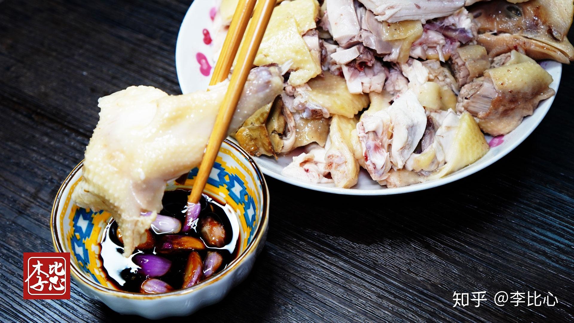 广东粤西特色菜品:隔水清蒸鸡,做出来的鸡嫩滑爽口,搭配酱油简直美味!