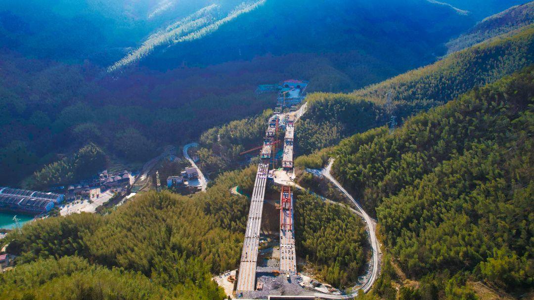 十八潭大桥位于通山县九宫山风景区内,连接着九宫山1号隧道与九宫山2