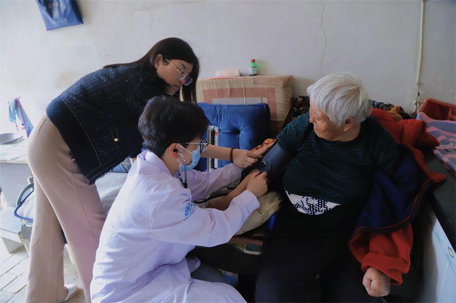 春风送暖健康行乡村振兴西译情西译赴子洲开展爱心义诊暨帮扶慰问活动