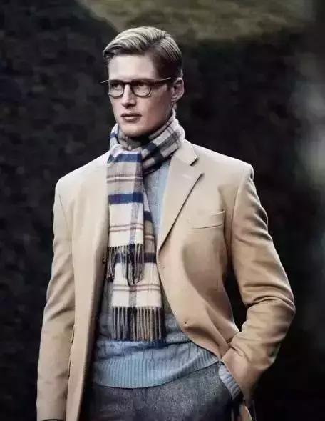 很简单,一挂一交叉一系就能完成,它尤其适合穿正式的西装或大衣外套