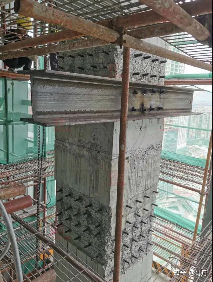 托换型钢梁吊装及锚固高强灌浆料根据配比搅拌及现场做试块高强灌浆料