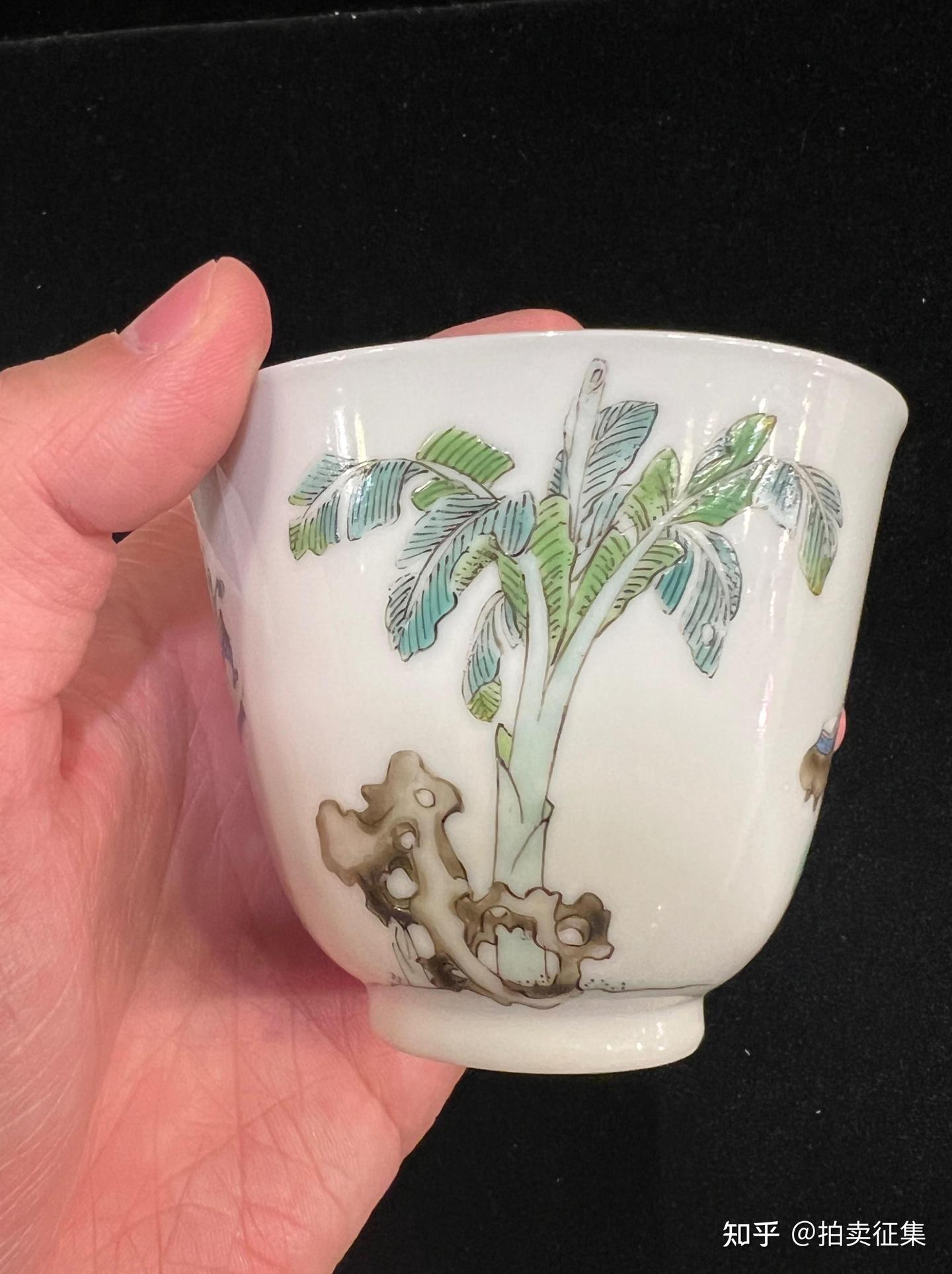 中国　成化年製　五彩花草文　酒盃　時代箱　V　3625 A famille-rose 'birds and flowers' teapot and cover, Qing
