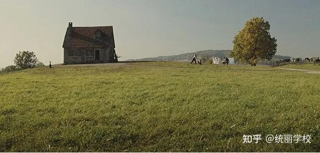 大远景镜头类似于全景镜头,但覆盖的区域更广,角色不必在画面中看得见