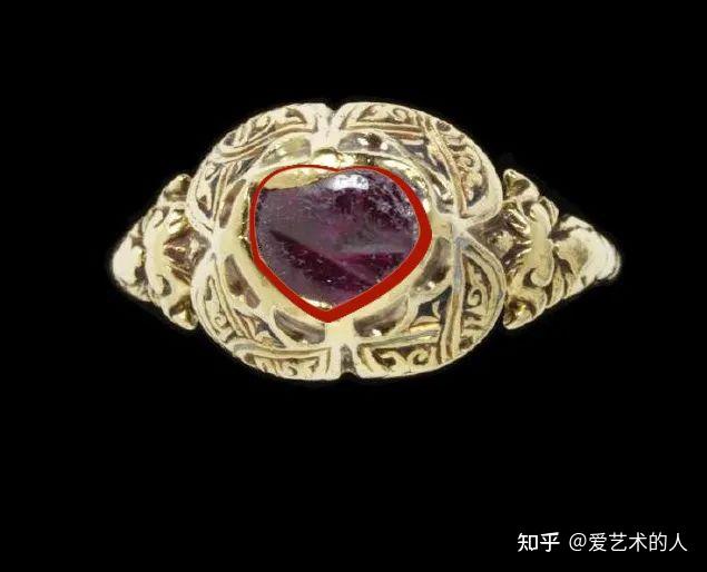 博物馆中的红宝石戒指