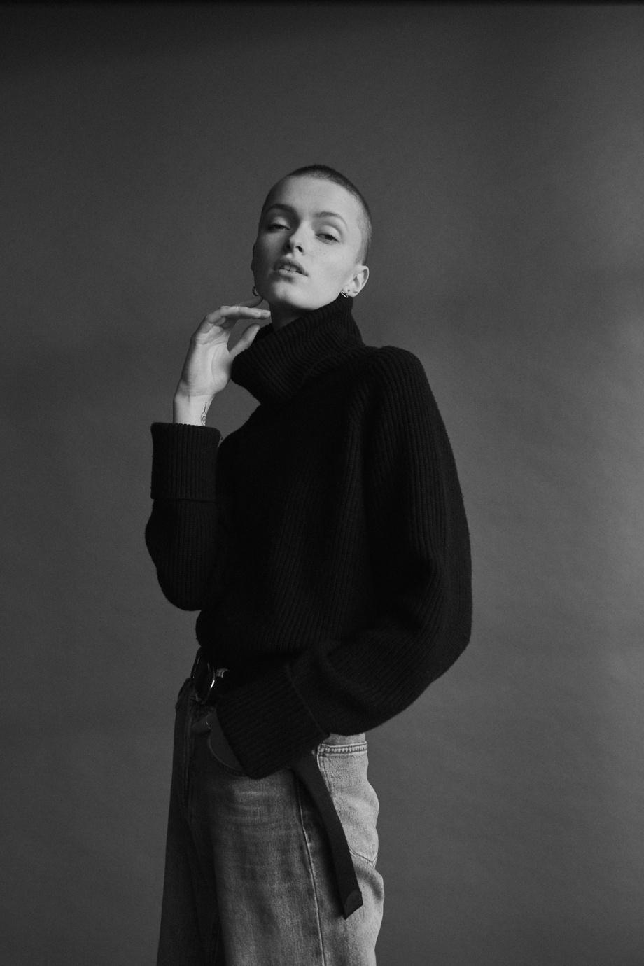 帅气的短发超模黑白大片